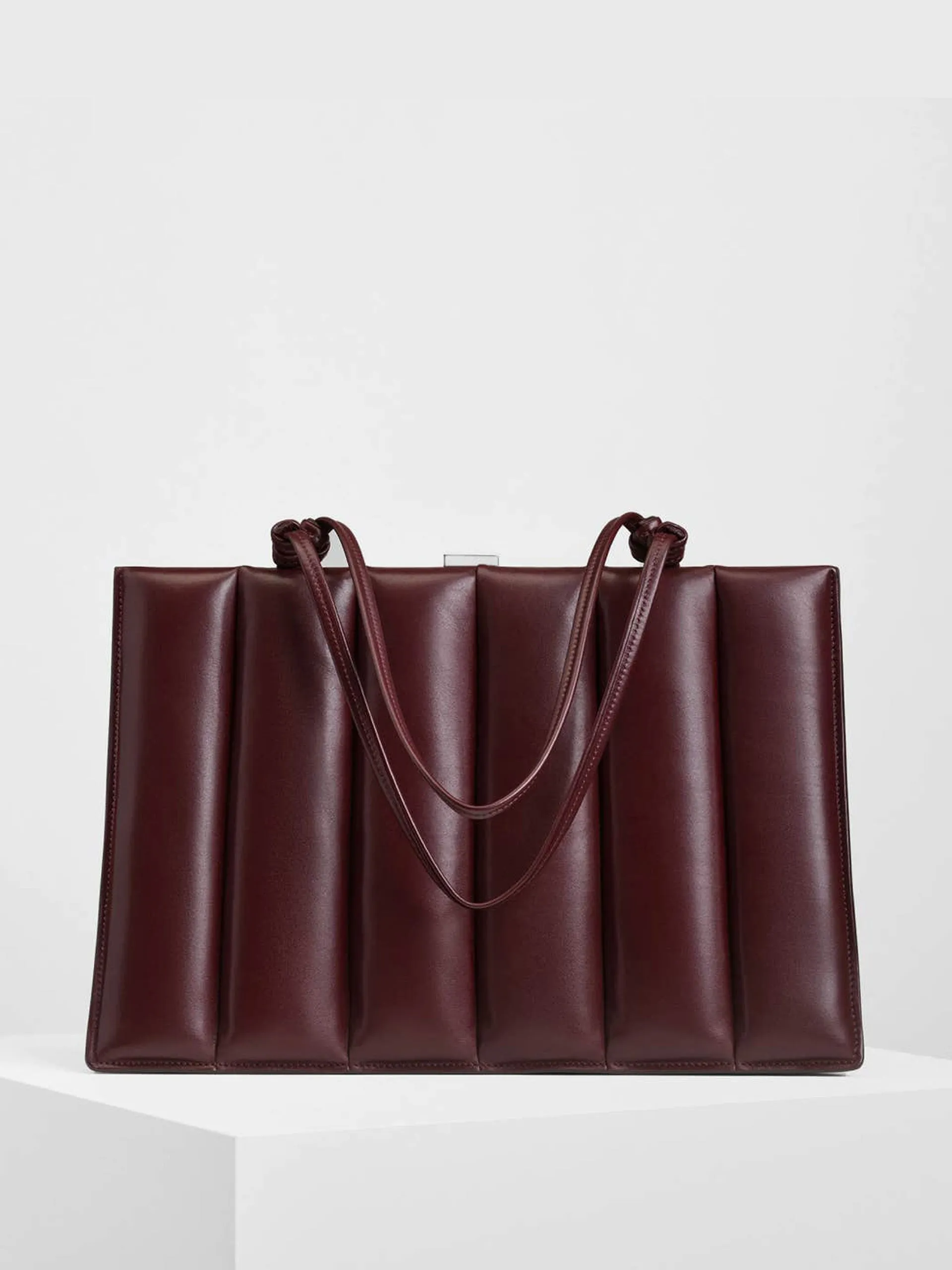 Drive bag in oxblood leather